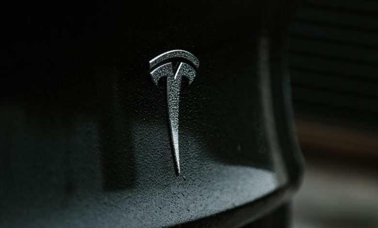 Společnost Tesla uzavřela dohodu s automobilovým gigantem Ford, čímž si upevnila své místo na světovém trhu s elektromobily.